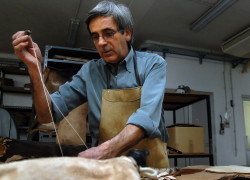 Proceso de fabricación de la bota de vino tradicional :: Fotografía: Nando Ruiz