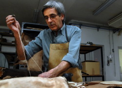 The traditional method of wineskin making :: Photos: Nando Ruiz