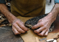 The traditional method of wineskin making :: Photos: Nando Ruiz