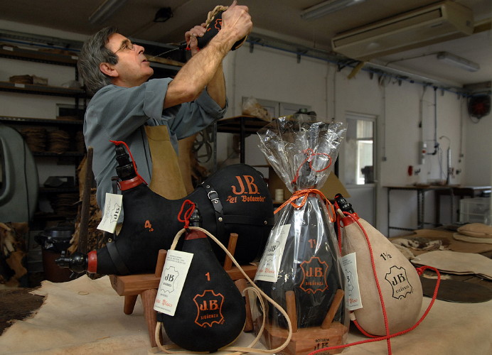 Proceso de fabricación de la bota de vino tradicional